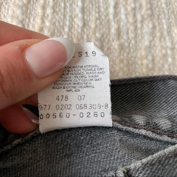 Vintage Levi’s 560 Loose Fit Tapered Jean - Picture 5 of 8